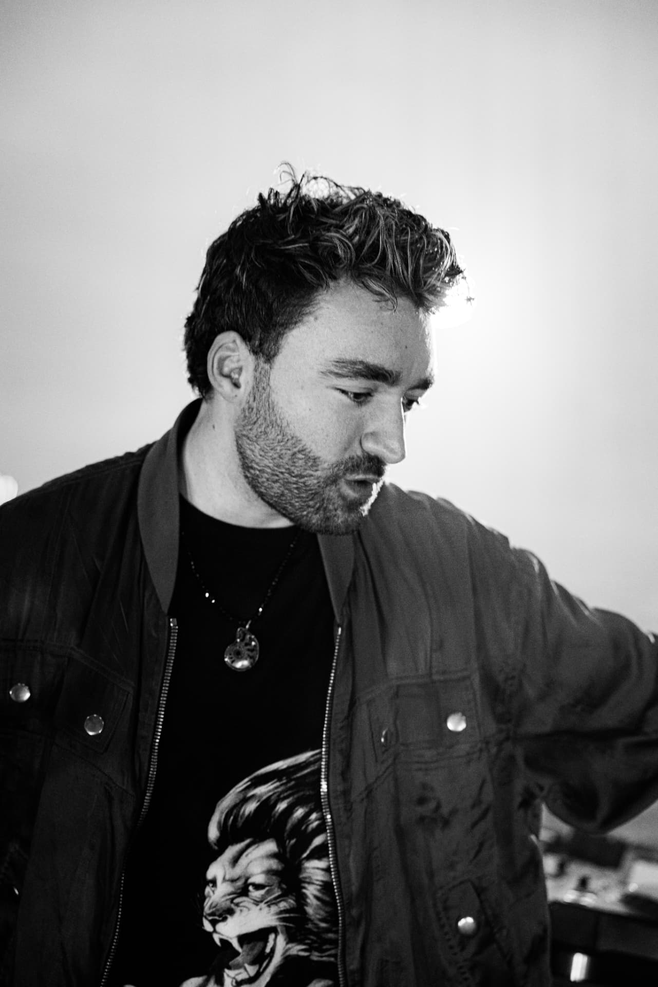 Oliver Heldens černobíle na pódiu